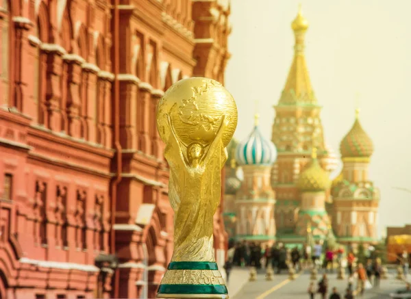 16 Nisan 2018 Moskova. Rusya Kupası FIFA Dünya Kupası ve FIFA Dünya Kupası 2018 Adidas Telstar 18 kırmızı Meydanı Moskova'nın resmi top.