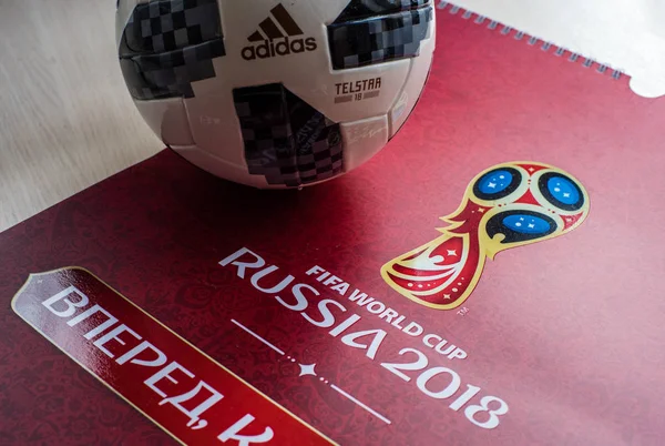 8 Nisan 2018 Moskova, Rusya resmi top 2018 FIFA Dünya Kupası Adidas Telstar 18 ve bir takvim ile Dünya Kupası 201 sembolleri