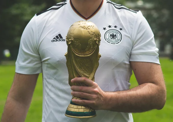 Червня 2018 Москва Людина Футболку Національної Збірної Німеччини Тримає Трофей — стокове фото