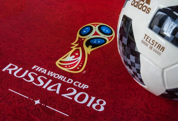 2018年4月8日莫斯科 俄罗斯官方球2018国际足联世界杯阿迪达斯通讯卫星18和一个日历与标志的世界杯201 — 图库照片