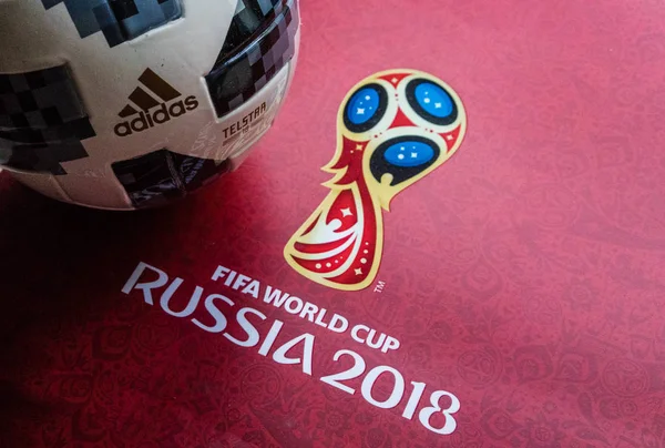 8 Nisan 2018 Moskova, Rusya resmi top 2018 FIFA Dünya Kupası Adidas Telstar 18 ve bir takvim ile Dünya Kupası 201 sembolleri