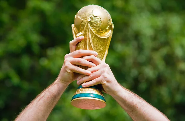 Junio 2018 Moscú Rusia Hombre Con Trofeo Copa Mundial Fifa — Foto de Stock