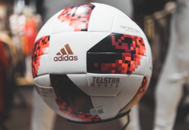 30 Haziran 2018. FIFA Dünya Kupası 2018 futbol playoff için resmi ball Adidas Telstar Mechta oyunları