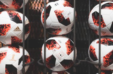 30 Haziran 2018. FIFA Dünya Kupası 2018 futbol playoff için resmi ball Adidas Telstar Mechta oyunları