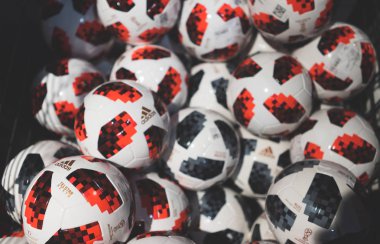 30 Haziran 2018. FIFA Dünya Kupası 2018 futbol playoff için resmi ball Adidas Telstar Mechta oyunları