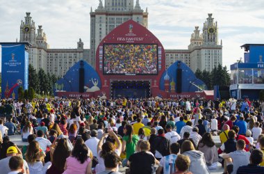 2 Temmuz 2018 Moskova, Rusya. Hayranları FIFA Dünya Kupası 2018 yılında Moskova'da kanlı Vorob'evy fan bölgenin FIFA taraftar Festivali.
