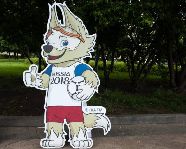 Moskova, Rusya - 17 Haziran 2017 2018 Dünya Kupası ve FIFA Konfederasyon Kupası 2017 resmi maskotu kurt Zabivaka Tsvetnoy Bulvarı, Moskova.