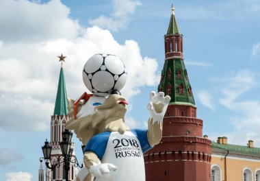 Moskova, Rusya - 17 Haziran 2017 2018 Dünya Kupası ve FIFA Konfederasyon Kupası 2017 resmi maskotu kurt modacı Meydanı Moskova'Zabivaka.