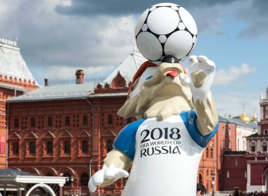 Moskova, Rusya - 17 Haziran 2017 2018 Dünya Kupası ve FIFA Konfederasyon Kupası 2017 resmi maskotu kurt modacı Meydanı Moskova'Zabivaka.
