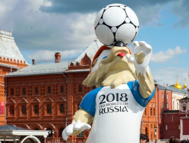 Moskova, Rusya - 17 Haziran 2017 2018 Dünya Kupası ve FIFA Konfederasyon Kupası 2017 resmi maskotu kurt modacı Meydanı Moskova'Zabivaka.