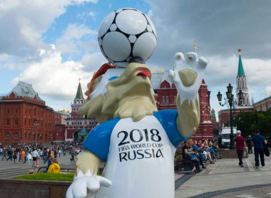 Moskova, Rusya - 17 Haziran 2017 2018 Dünya Kupası ve FIFA Konfederasyon Kupası 2017 resmi maskotu kurt modacı Meydanı Moskova'Zabivaka.