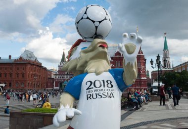 Moskova, Rusya - 17 Haziran 2017 2018 Dünya Kupası ve FIFA Konfederasyon Kupası 2017 resmi maskotu kurt modacı Meydanı Moskova'Zabivaka.