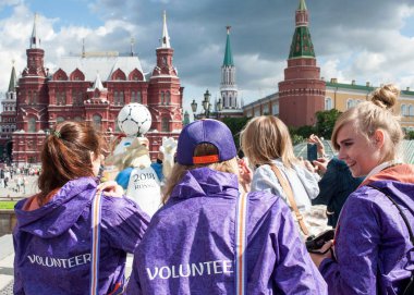 Moskova, Rusya - 17 Haziran 2017 2018 Dünya Kupası ve FIFA Konfederasyon Kupası 2017 resmi maskotu kurt modacı Meydanı Moskova'Zabivaka.