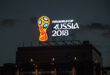 Moskova, Rusya - 17 Haziran 2017 Dünya Kupası Rusya 2018 Moskova'da uzun boylu bir binanın çatısında kırık bir mektup ile logo.