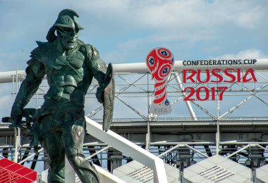 Moskova, Rusya - 18 Haziran 2017 Spartak stadium FIFA Konfederasyon Kupası 2017 ve 2018 Dünya Kupası maçları nerede yapılacak Moskova'da önünde meydanında gladyatör heykeli.