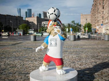 Moscow, Rusya Federasyonu - 22 Haziran 2017 2018 Dünya Kupası ve FIFA Konfederasyon Kupası 2017 resmi maskotu kurt Zabivaka Poklonnaya Hill, Moskova.
