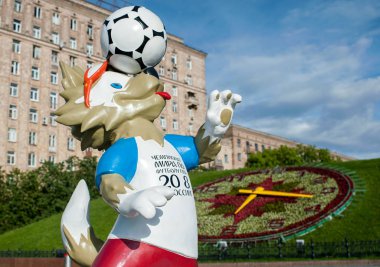 Moscow, Rusya Federasyonu - 22 Haziran 2017 2018 Dünya Kupası ve FIFA Konfederasyon Kupası 2017 resmi maskotu kurt Zabivaka Poklonnaya Hill, Moskova.