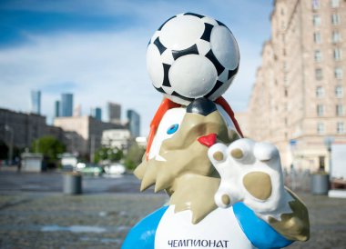 Moscow, Rusya Federasyonu - 22 Haziran 2017 2018 Dünya Kupası ve FIFA Konfederasyon Kupası 2017 resmi maskotu kurt Zabivaka Poklonnaya Hill, Moskova.