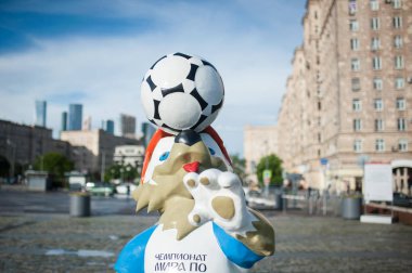 Moscow, Rusya Federasyonu - 22 Haziran 2017 2018 Dünya Kupası ve FIFA Konfederasyon Kupası 2017 resmi maskotu kurt Zabivaka Poklonnaya Hill, Moskova.