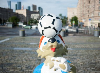Moscow, Rusya Federasyonu - 22 Haziran 2017 2018 Dünya Kupası ve FIFA Konfederasyon Kupası 2017 resmi maskotu kurt Zabivaka Poklonnaya Hill, Moskova.