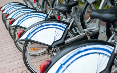 Moscow, Rusya Federasyonu - 24 Haziran 2017 otopark Bisiklet Kiralama Moskova'da Sokolnicheskaya meydanında.