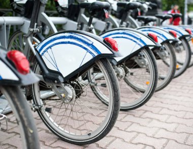 Moscow, Rusya Federasyonu - 24 Haziran 2017 otopark Bisiklet Kiralama Moskova'da Sokolnicheskaya meydanında.