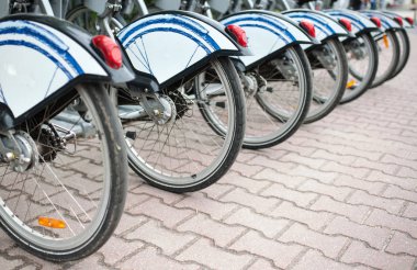 Moscow, Rusya Federasyonu - 24 Haziran 2017 otopark Bisiklet Kiralama Moskova'da Sokolnicheskaya meydanında.