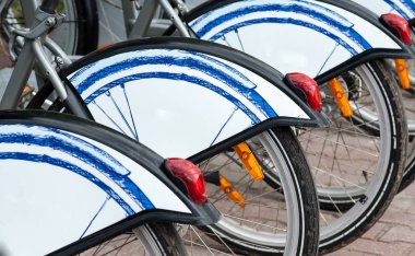 Moscow, Rusya Federasyonu - 24 Haziran 2017 otopark Bisiklet Kiralama Moskova'da Sokolnicheskaya meydanında.