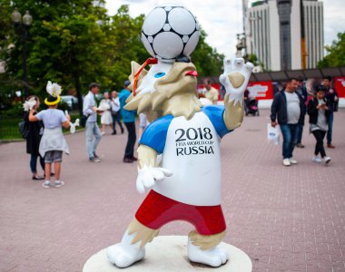 Moscow, Rusya Federasyonu - 24 Haziran 2017 2018 Dünya Kupası ve FIFA Konfederasyon Kupası 2017 resmi maskotu kurt Zabivaka Sokolnicheskaya Meydanı Moskova.