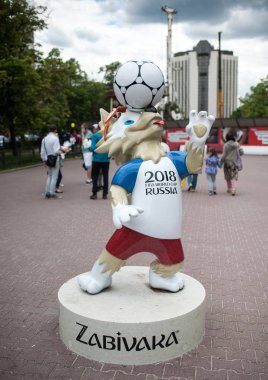 Moscow, Rusya Federasyonu - 24 Haziran 2017 2018 Dünya Kupası ve FIFA Konfederasyon Kupası 2017 resmi maskotu kurt Zabivaka Sokolnicheskaya Meydanı Moskova.