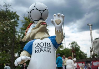 Moscow, Rusya Federasyonu - 24 Haziran 2017 2018 Dünya Kupası ve FIFA Konfederasyon Kupası 2017 resmi maskotu kurt Zabivaka Sokolnicheskaya Meydanı Moskova.