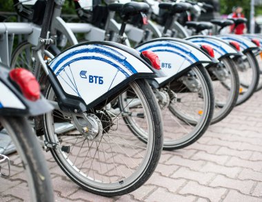 Moscow, Rusya Federasyonu - 24 Haziran 2017 otopark Bisiklet Kiralama Moskova'da Sokolnicheskaya meydanında.