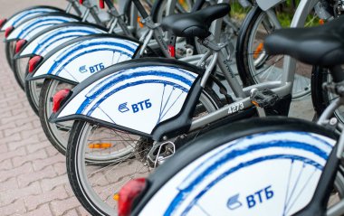 Moscow, Rusya Federasyonu - 24 Haziran 2017 otopark Bisiklet Kiralama Moskova'da Sokolnicheskaya meydanında.