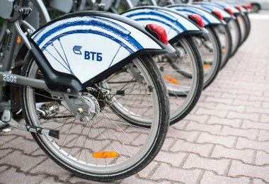 Moscow, Rusya Federasyonu - 24 Haziran 2017 otopark Bisiklet Kiralama Moskova'da Sokolnicheskaya meydanında.