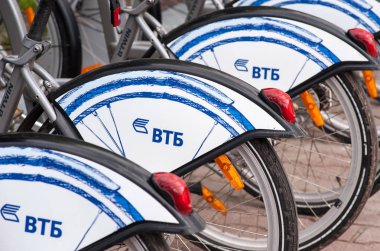 Moscow, Rusya Federasyonu - 24 Haziran 2017 otopark Bisiklet Kiralama Moskova'da Sokolnicheskaya meydanında.