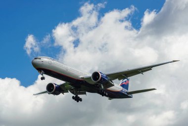 Sheremetyevo, Moscow Region, Rusya Federasyonu - 28 Haziran 2017: Boeing 777-300er Aeroflot havayolları Sheremetyevo Uluslararası Havaalanı'nda bir iniş yapar.