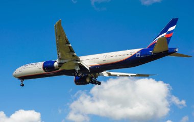 Sheremetyevo, Moscow Region, Rusya Federasyonu - 28 Haziran 2017: Boeing 777-300er Aeroflot havayolları Sheremetyevo Uluslararası Havaalanı'nda bir iniş yapar.