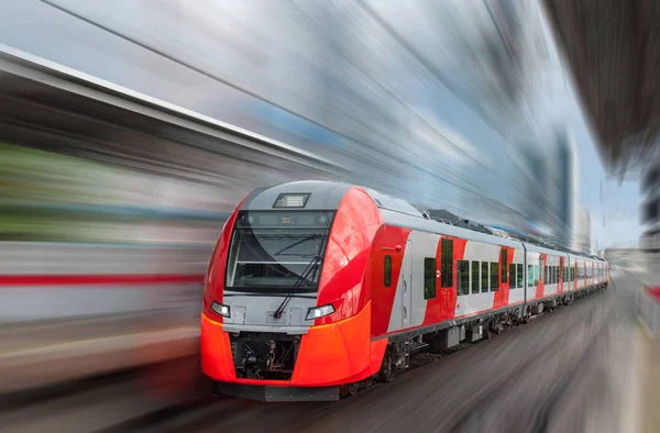 Moskova, Rusya - 22 Haziran 2017 elektrikli tren Lastochka Moskova Merkezi halka Shelepikha istasyonunda.