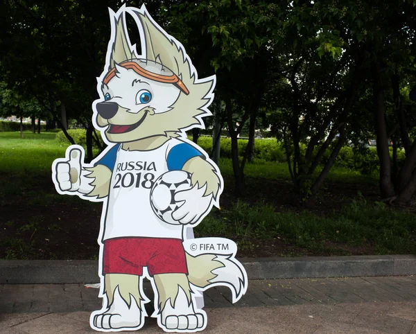 Moskova, Rusya - 17 Haziran 2017 2018 Dünya Kupası ve FIFA Konfederasyon Kupası 2017 resmi maskotu kurt Zabivaka Tsvetnoy Bulvarı, Moskova.