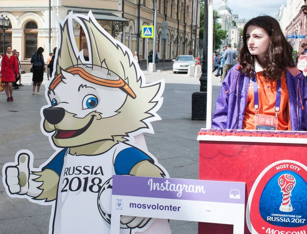 Moskova, Rusya - 17 Haziran 2017 2018 Dünya Kupası ve FIFA Konfederasyon Kupası 2017 resmi maskotu kurt Zabivaka Moskova Rozhdestvenka Caddesi üzerinde olduğunu.