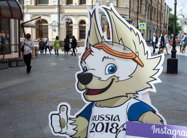 Moskova, Rusya - 17 Haziran 2017 2018 Dünya Kupası ve FIFA Konfederasyon Kupası 2017 resmi maskotu kurt Zabivaka Moskova Rozhdestvenka Caddesi üzerinde olduğunu.
