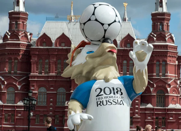 Moskova, Rusya - 17 Haziran 2017 2018 Dünya Kupası ve FIFA Konfederasyon Kupası 2017 resmi maskotu kurt modacı Meydanı Moskova'Zabivaka.