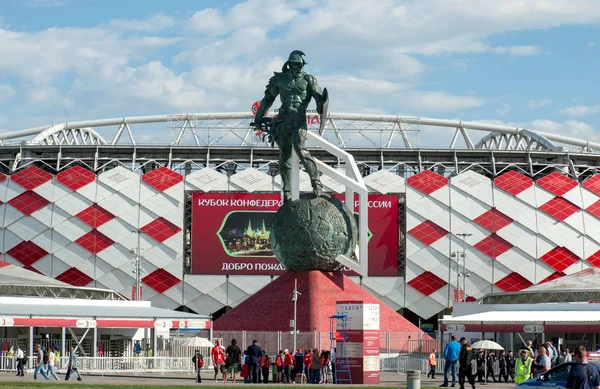 Moskova, Rusya - 18 Haziran 2017 Spartak stadium FIFA Konfederasyon Kupası 2017 ve 2018 Dünya Kupası maçları nerede yapılacak Moskova'da önünde meydanında gladyatör heykeli.