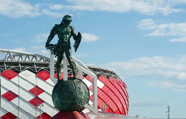 Moskova, Rusya - 18 Haziran 2017 Spartak stadium FIFA Konfederasyon Kupası 2017 ve 2018 Dünya Kupası maçları nerede yapılacak Moskova'da önünde meydanında gladyatör heykeli.