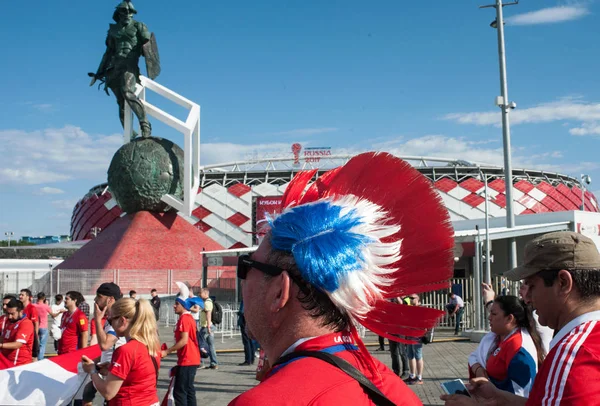 Moskova, Rusya - 18 Haziran 2017 hayranları Şili milli takımının FIFA Konfederasyon Kupası 2017 Kamerun Milli takımlar ve Şili arasında grup sahne maç başlamadan önce Moskova'da Spartak stadium yakınındaki.