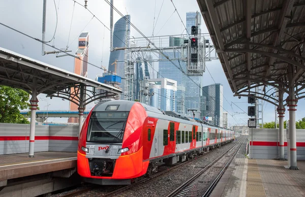 Moskova, Rusya - 22 Haziran 2017 elektrikli tren Lastochka Moskova Merkezi halka Shelepikha istasyonunda.