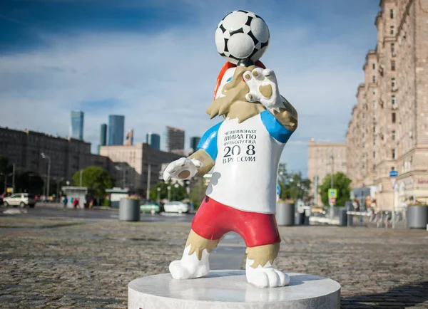 Moscow, Rusya Federasyonu - 22 Haziran 2017 2018 Dünya Kupası ve FIFA Konfederasyon Kupası 2017 resmi maskotu kurt Zabivaka Poklonnaya Hill, Moskova.
