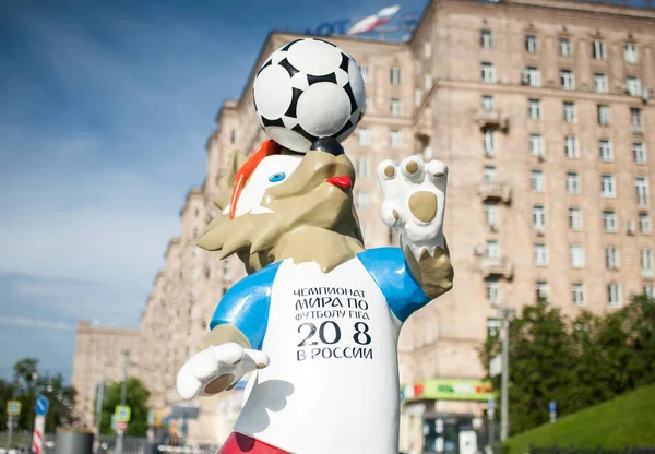Moscow, Rusya Federasyonu - 22 Haziran 2017 2018 Dünya Kupası ve FIFA Konfederasyon Kupası 2017 resmi maskotu kurt Zabivaka Poklonnaya Hill, Moskova.