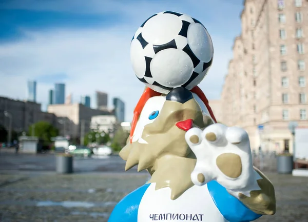 Moscow, Rusya Federasyonu - 22 Haziran 2017 2018 Dünya Kupası ve FIFA Konfederasyon Kupası 2017 resmi maskotu kurt Zabivaka Poklonnaya Hill, Moskova.