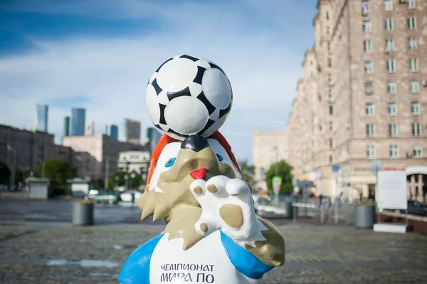 Moscow, Rusya Federasyonu - 22 Haziran 2017 2018 Dünya Kupası ve FIFA Konfederasyon Kupası 2017 resmi maskotu kurt Zabivaka Poklonnaya Hill, Moskova.